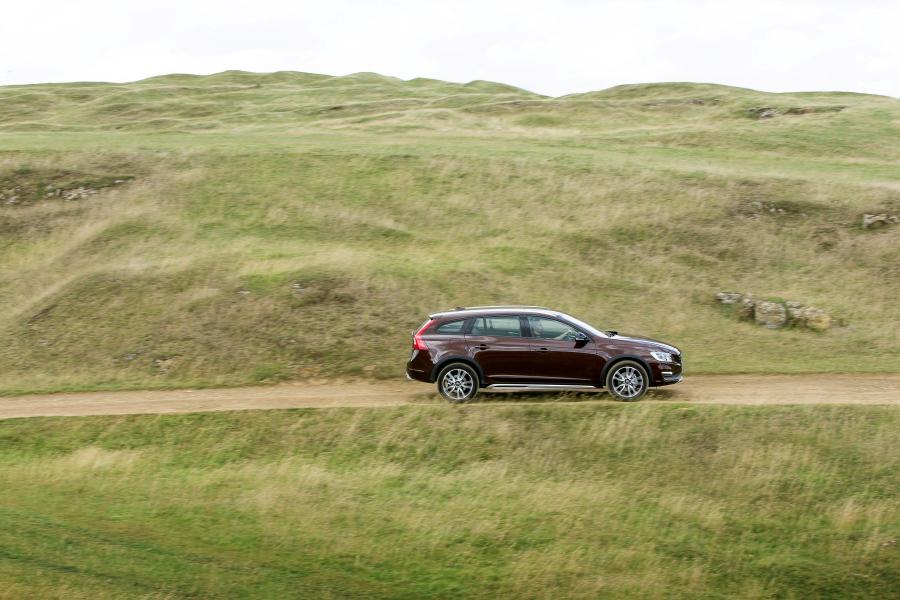  Volvo V60 D3 Cross Country 2015 года  (UK) (фото 6 из 22)